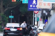 仁寿台当局这个单位的公车，给了狗了