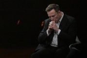 仁寿特斯拉股价收涨超3%：特朗普无意沟通，马斯克父亲劝儿子低头